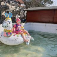 Lina will unbedingt schon trainieren im eigenen Pool.